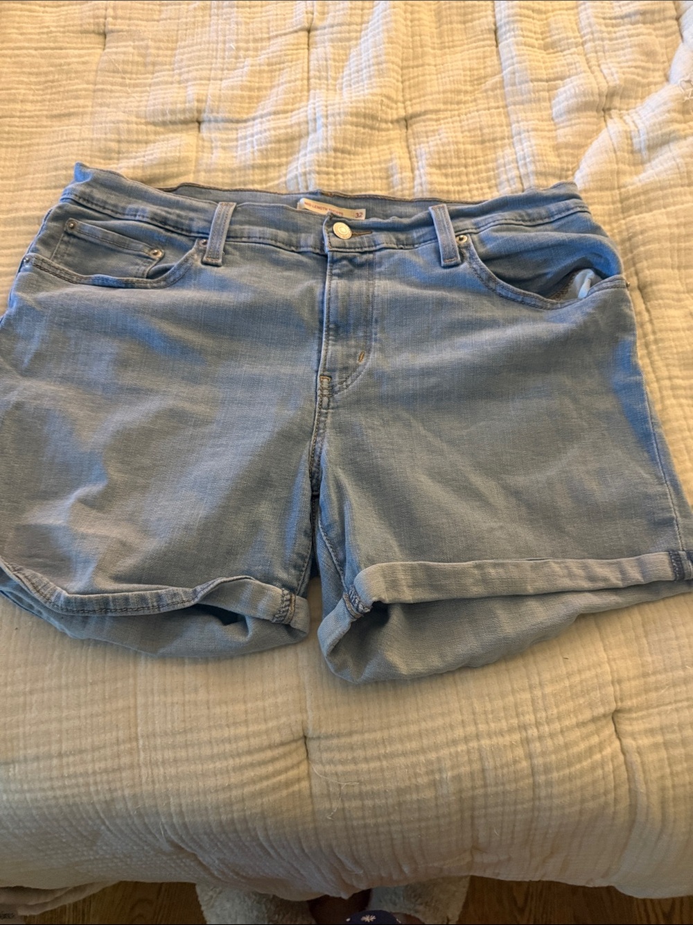 NWOT Women’s Levi mid-length short